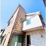 武蔵村山市学園1丁目〈中古〉西武拝島線「玉川上水」駅バス14分停歩9分　3LDK　吹抜けとスケルトン階段が生える18帖のLDK　ウッドデッキ　商業施設充実