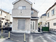 武蔵村山市岸2丁目〈中古〉JR八高線「箱根ヶ崎」駅バス６分停歩４分　閑静な住宅地　前面道路が広いのでクルマの運転が苦手な方も車庫入れ楽々！　全居室収納充実！