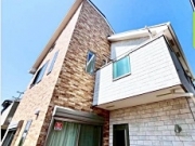 武蔵村山市学園1丁目〈中古〉西武拝島線「玉川上水」駅バス14分停歩9分　3LDK　吹抜けとスケルトン階段が生える18帖のLDK　ウッドデッキ　商業施設充実