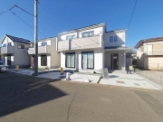 東大和市狭山4丁目〈新築〉西武多摩湖線「武蔵大和」駅徒歩7分　太陽光発電採用住宅　長期優良住宅　地震に強い家　ZEH水準省エネ住宅　　駐車2台可　キッチン脇には勝手口付　浄水器　浴室乾燥機　全8棟C号棟