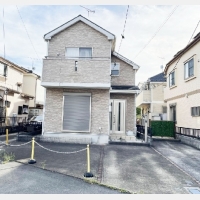 武蔵村山市岸2丁目〈中古〉JR八高線「箱根ヶ崎」駅バス６分停歩４分　閑静な住宅地　前面道路が広いのでクルマの運転が苦手な方も車庫入れ楽々！　全居室収納充実！