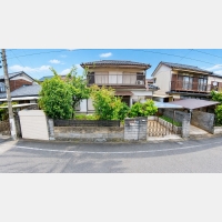 武蔵村山市三ツ藤1丁目〈中古〉JR中央線「立川」駅バス35分停歩4分　広々200㎡超え　陽当たり良好　子育て世代にも最適住環境　都市ガス