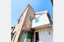 武蔵村山市学園1丁目〈中古〉西武拝島線「玉川上水」駅バス14分停歩9分　3LDK　吹抜けとスケルトン階段が生える18帖のLDK　ウッドデッキ　商業施設充実