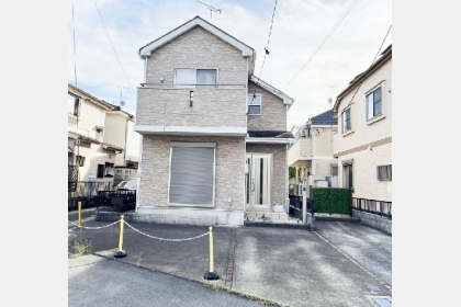 武蔵村山市岸2丁目〈中古〉JR八高線「箱根ヶ崎」駅バス６分停歩４分　閑静な住宅地　前面道路が広いのでクルマの運転が苦手な方も車庫入れ楽々！　全居室収納充実！