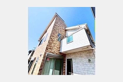 武蔵村山市学園1丁目〈中古〉西武拝島線「玉川上水」駅バス14分停歩9分　3LDK　吹抜けとスケルトン階段が生える18帖のLDK　ウッドデッキ　商業施設充実