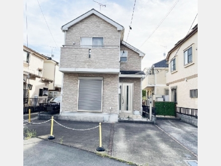 武蔵村山市岸2丁目〈中古〉JR八高線「箱根ヶ崎」駅バス６分停歩４分　閑静な住宅地　前面道路が広いのでクルマの運転が苦手な方も車庫入れ楽々！　全居室収納充実！