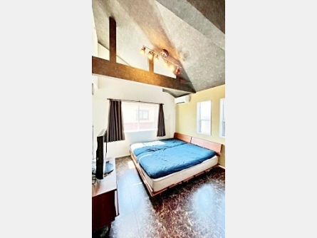 武蔵村山市学園1丁目〈中古〉西武拝島線「玉川上水」駅バス14分停歩9分　3LDK　吹抜けとスケルトン階段が生える18帖のLDK　ウッドデッキ　商業施設充実