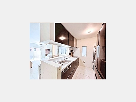 武蔵村山市学園1丁目〈中古〉西武拝島線「玉川上水」駅バス14分停歩9分　3LDK　吹抜けとスケルトン階段が生える18帖のLDK　ウッドデッキ　商業施設充実