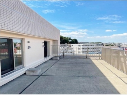 立川市栄町4丁目〈中古〉JR中央線・南武線・青梅線「立川」駅　徒歩19分　角部屋　眺望・陽当たり良好　約30㎡ルーフバルコニー　ペット可　24時間ゴミ出し可能　小学校・公園まで徒歩10分圏内　2021年9月リフォーム