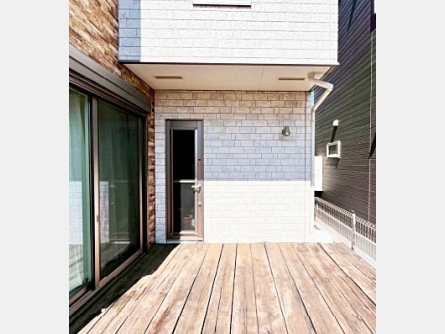 武蔵村山市学園1丁目〈中古〉西武拝島線「玉川上水」駅バス14分停歩9分　3LDK　吹抜けとスケルトン階段が生える18帖のLDK　ウッドデッキ　商業施設充実